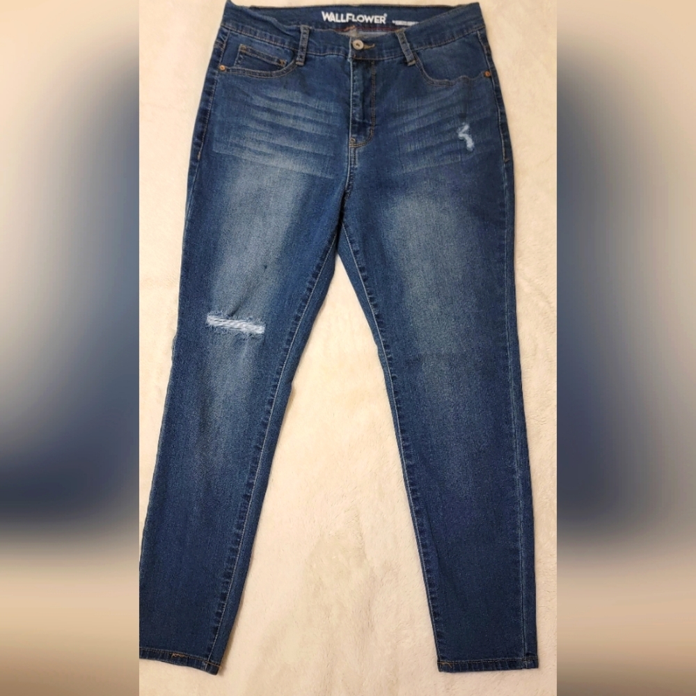 Juniors Wildflower Curvy High-rise  Jeans size 9